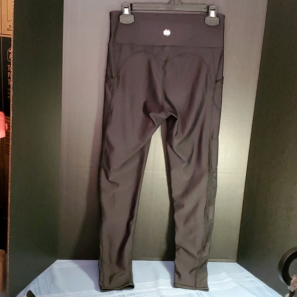 Sommer Ray Black Leggings with Mesh & Pockets - Size Medium (fits a 6-8) - Picture 7 of 16